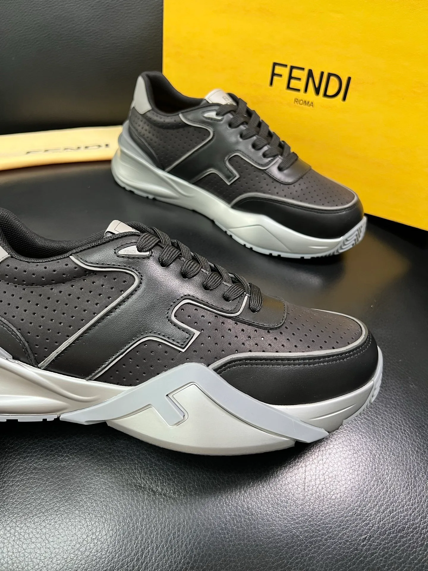 Men's shoes 💰840 FENDI top purchasing Fendi counters are equipped with the original factory, original fabrics imported from Italy, breathable and comfortable cowhide lining, soles: original soles specially provided by the original factory are super comfortable, original factory orders 🔍high quality, you can enter and exit the counter at will, welcome to compare, code number 39-44 (customized 38-45) 85856